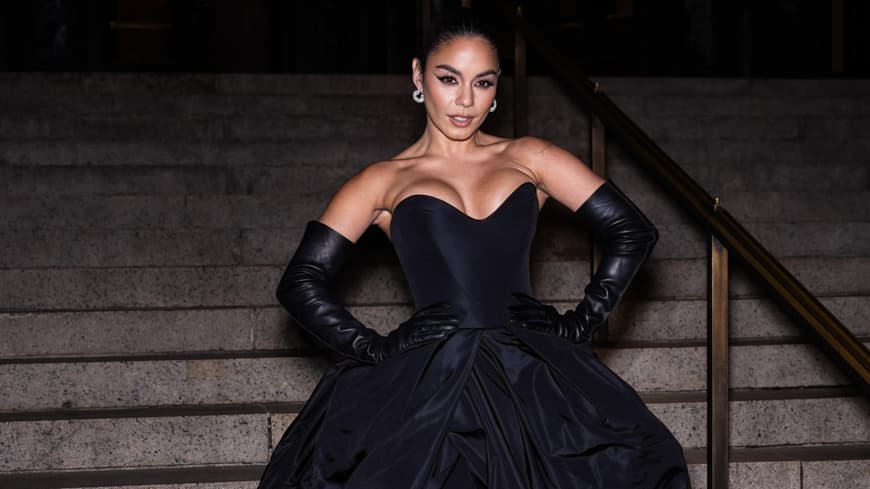 Vanessa Hudgens in schwarzem Kleid