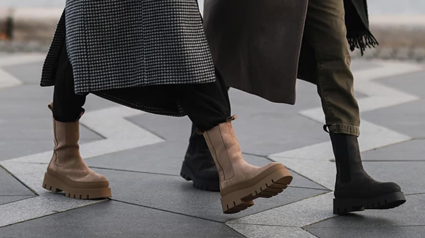 Zwei Frauen gehen mit herbstlichen Outfits spazieren