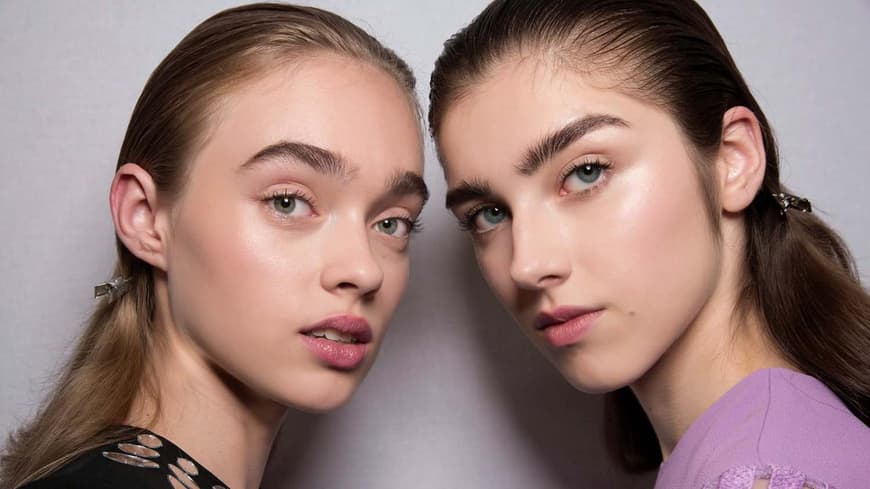 Zwei Models mit makelloser Haut