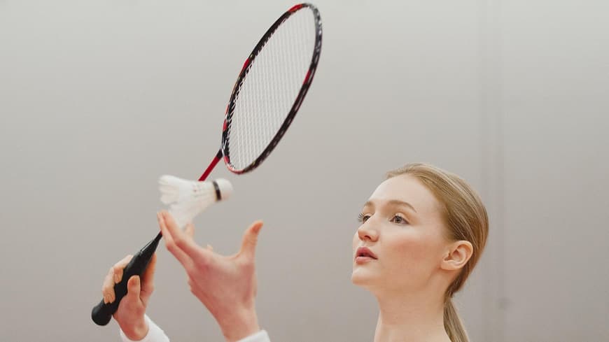 Frau spielt Badminton