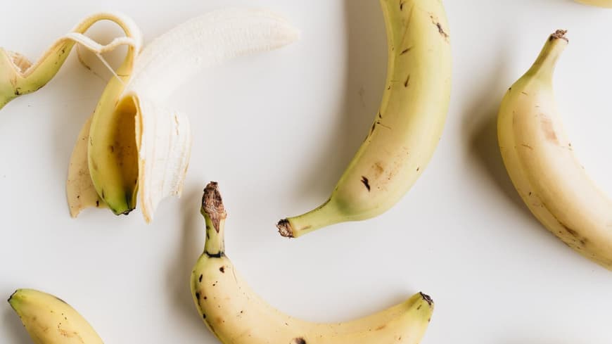 Bananen sind lecker und gesund, enthalten aber viel Zucker.