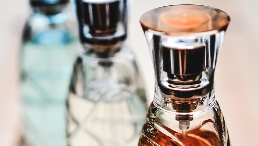 3 Parfum Flakons in einer Reihe
