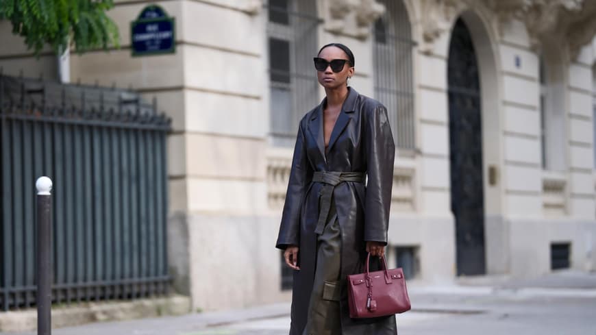 Emilie Joseph in einem Leder-Look