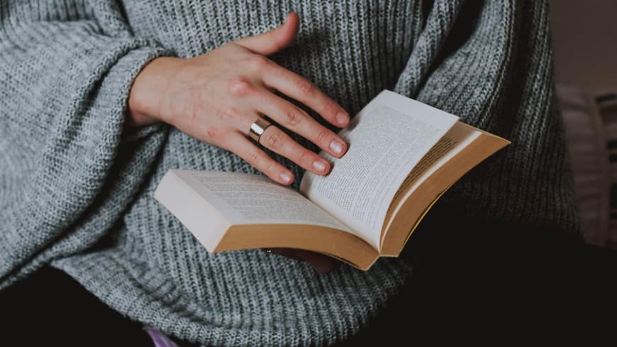 Frau hält Buch in der Hand