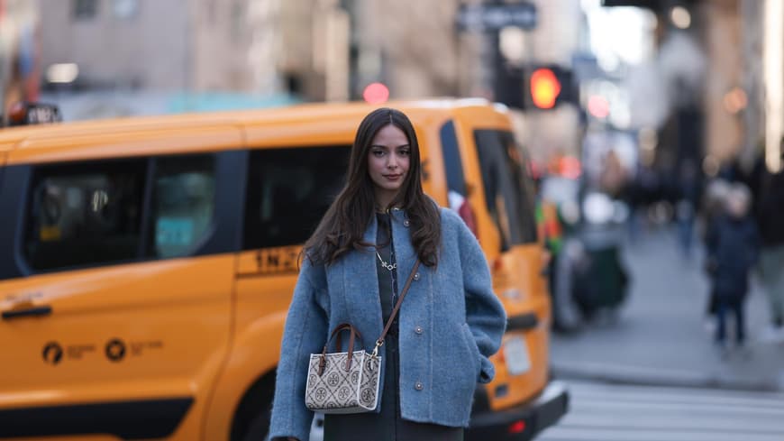 Frau in grauer Jacke aus Wolle