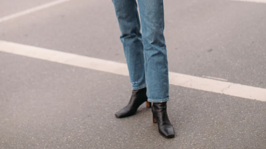 Frau mit Jeans und Stiefeletten
