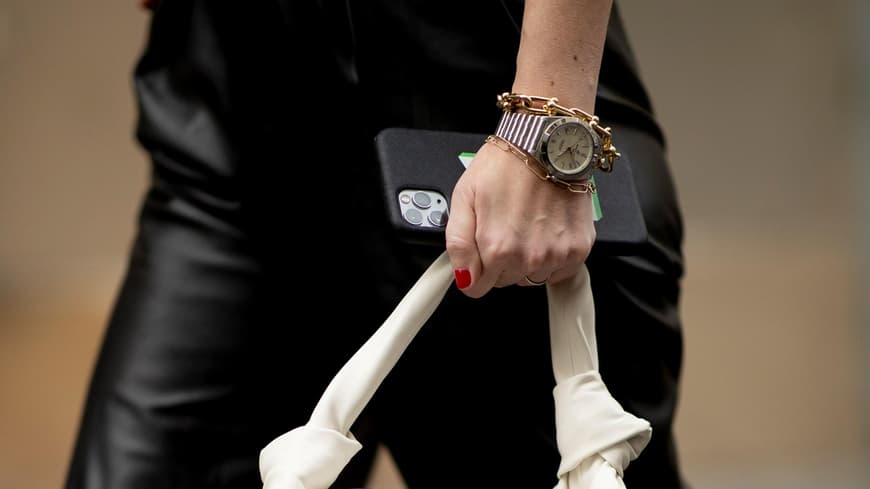 Frau mit Uhr am Handgelenk