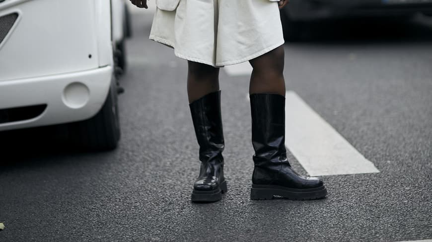Frau auf Paris Fashion Week mit klobigen schwarzen Boots