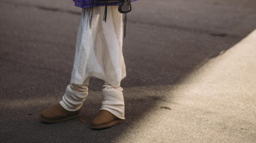 Frau trägt auf Copenhagen Fashion Week braune UGG Boots