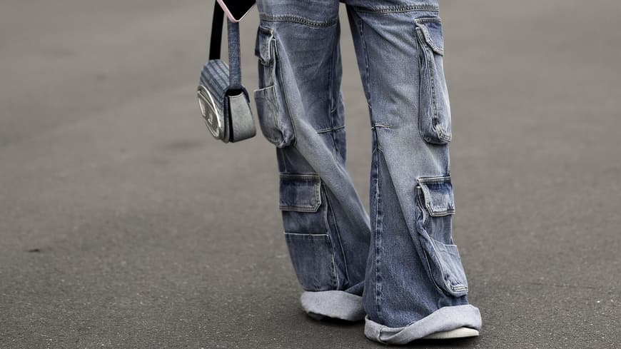 Frau trägt auf Mailand Fashion Week Cargo Jeans in Hellblau