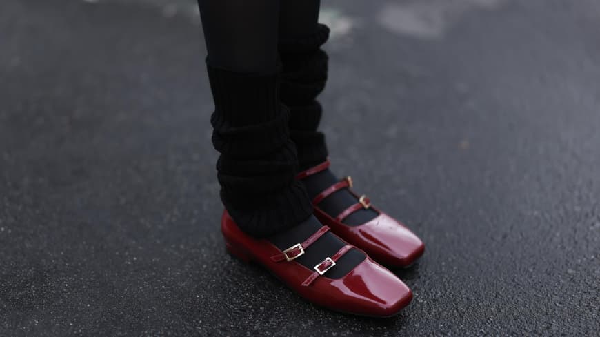Frau trägt rote Lack-Ballerinas