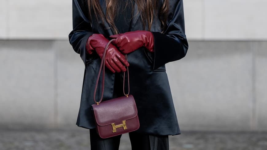 Frau mit roten Handschuhen