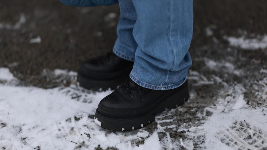 Sonia Lyson trägt blaue Jeans und schwarze Schuhe