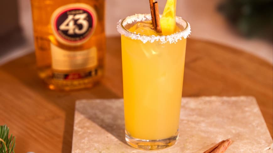 Weihnachts-Colada mit Licor 43 auf einem Tisch