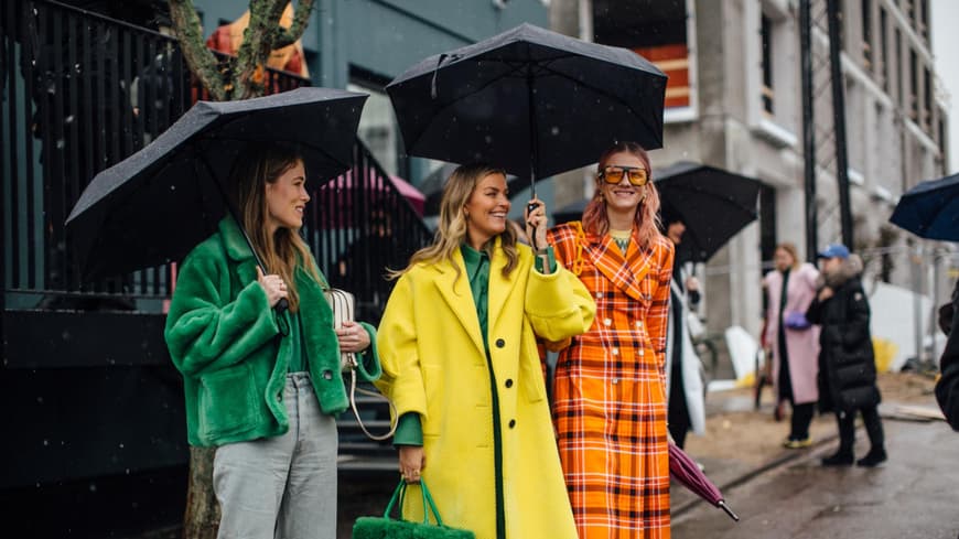 3 Frauen in bunten Mänteln