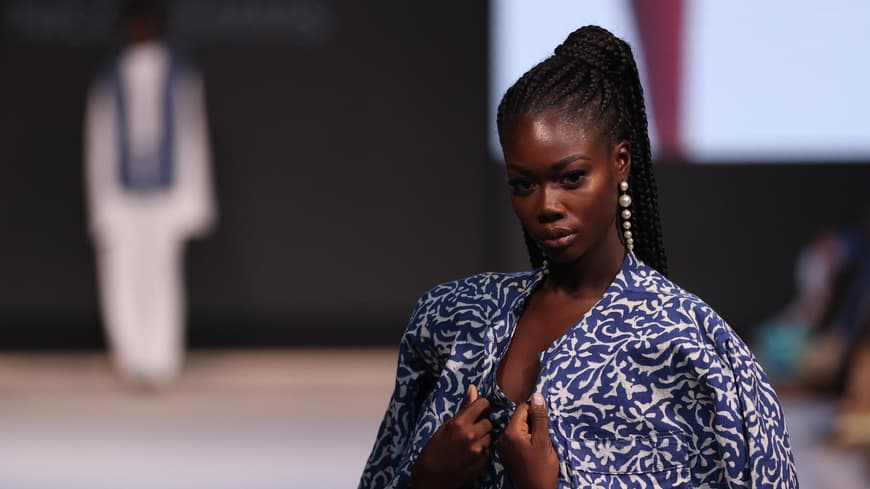 Model mit gemustertem Zweiteiler