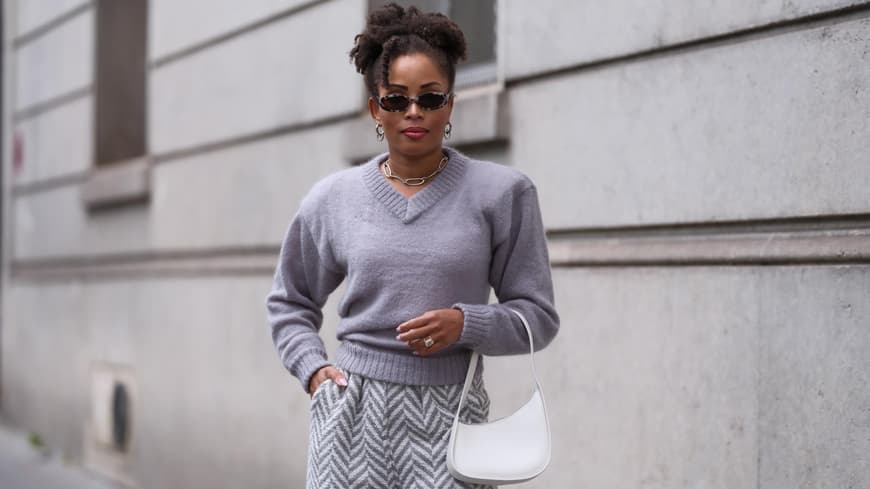 Ellie Delphine in grauem Strickpullover