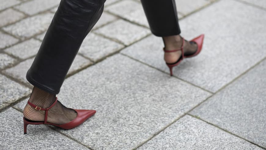 Frau in roten Kitten Heels