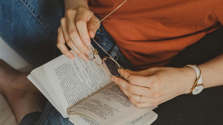 Frau liest ein Buch