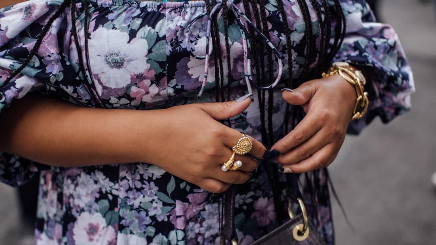 Frau mit Armbändern und Ringen