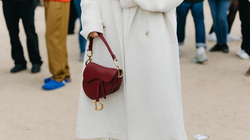 Frau mit Handtasche von Dior