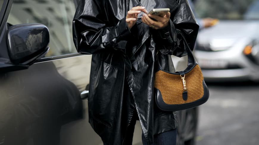 Frau trägt glänzende Jacke 