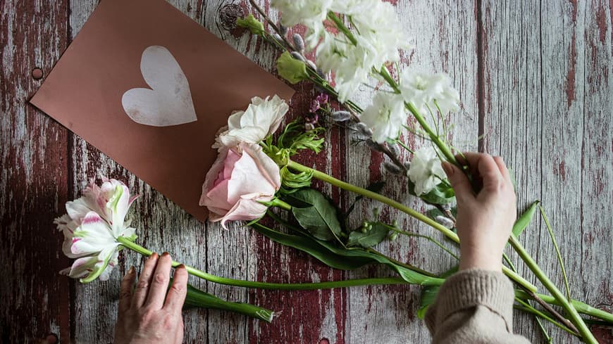 Frau sortiert Blumen 