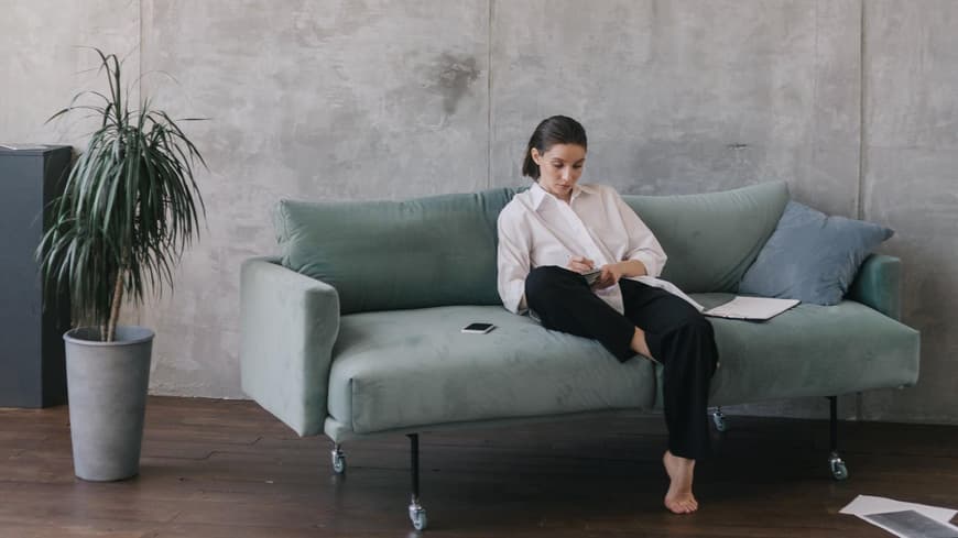 Frau auf Sofa
