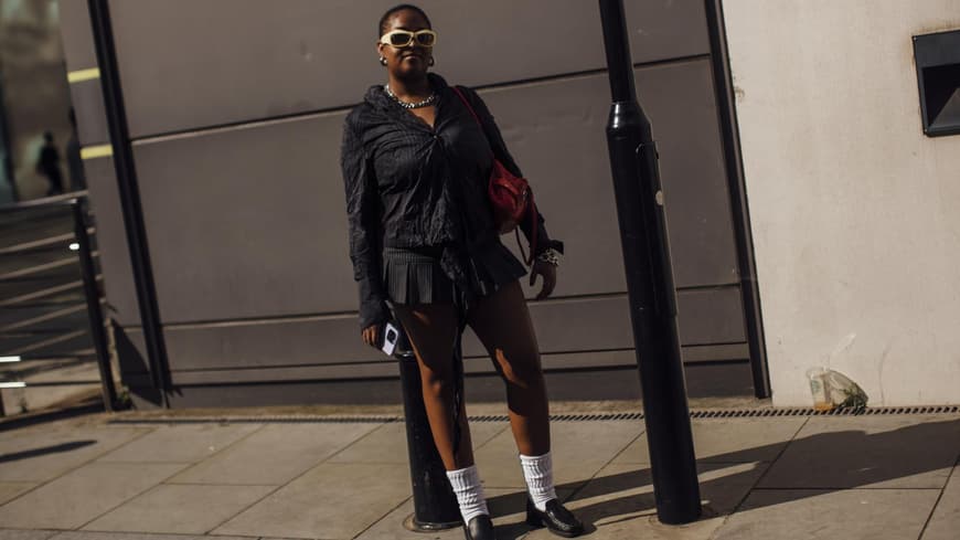 Frau trägt auf London Fashion Week Minirock mit Nadelstreifen