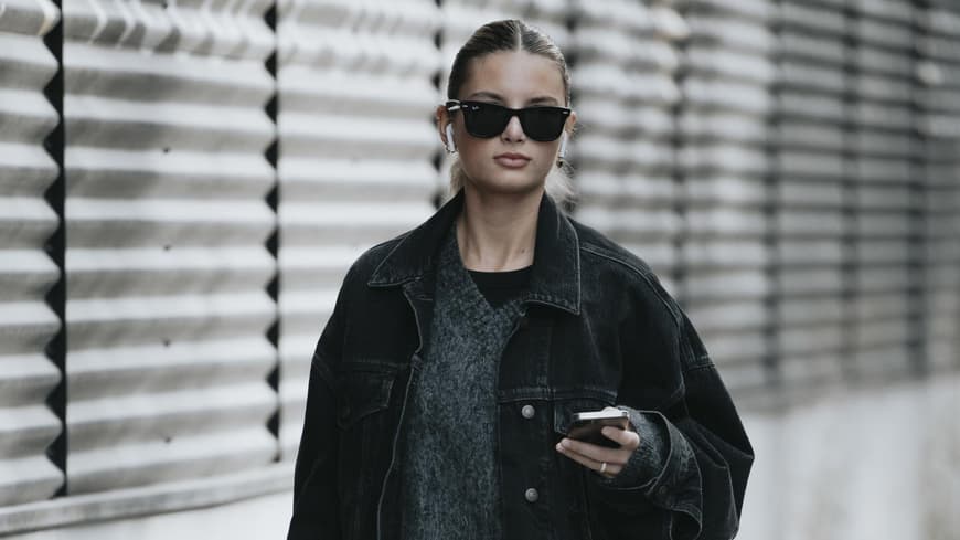 Frau trägt auf Paris Fashion Week Oversized Wollpullover