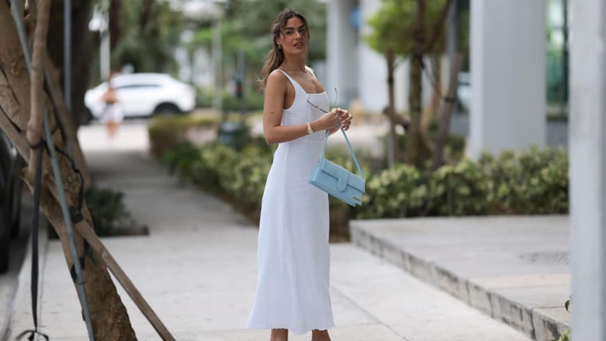 Frau in weißem Kleid