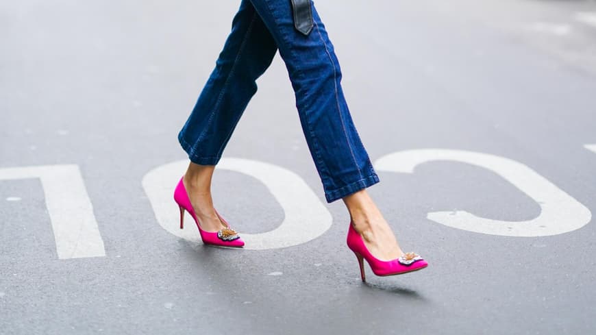 Frau trägt pinke High Heels