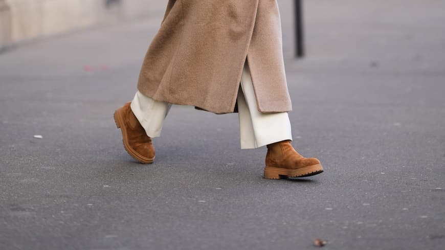 Frau trägt braune Chelsea Boots
