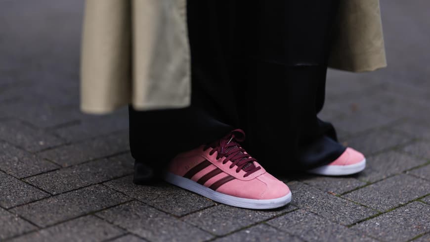 Frau trägt rosafarbene Sneaker