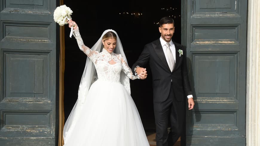 Frau trägt weißes Hochzeitskleid