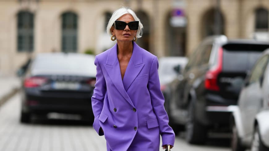 Grece Ghanem trägt lilafarbenen Zweiteiler aus Oversized Blazer und weiter Hose
