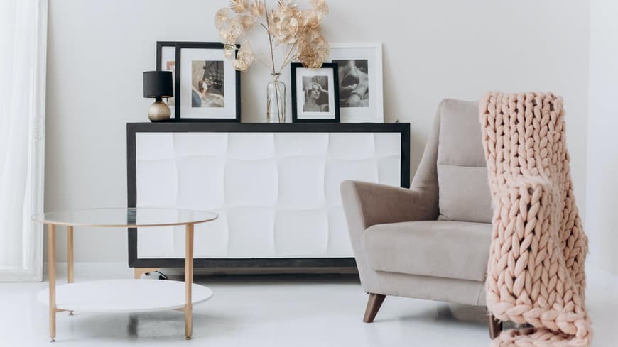Sessel und Kommode im Wohnzimmer