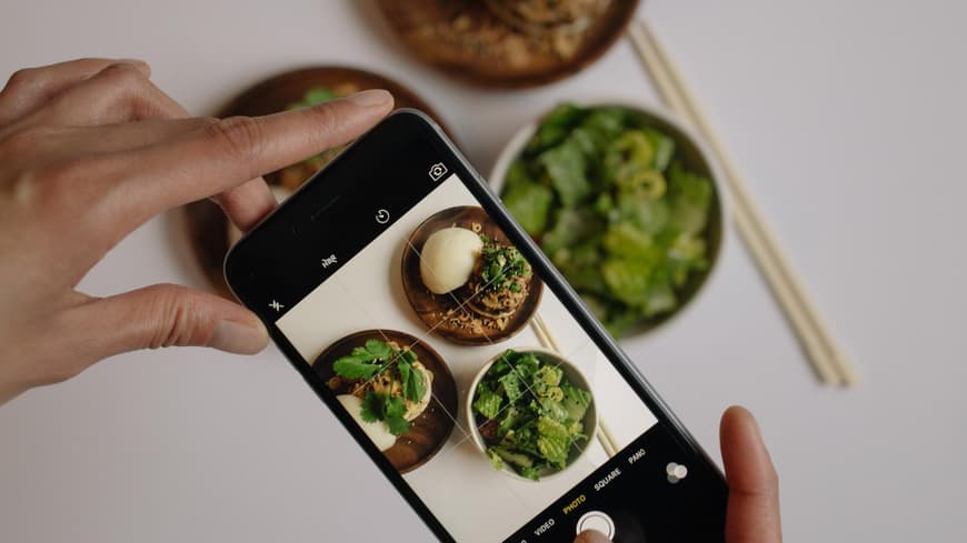 Veganes Essen wird mit einem Smartphone fotografiert
