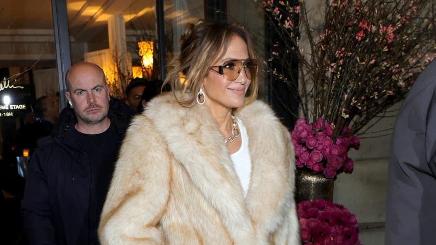 Jennifer Lopez in einer cremefarbenen Fake Fur Jacke