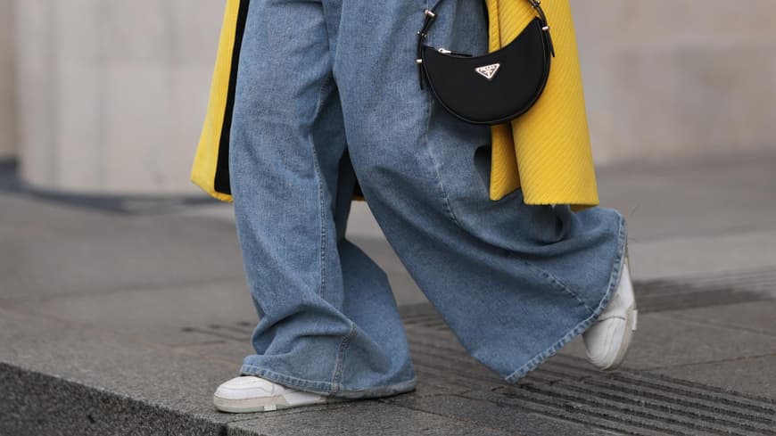 Karin Teigl trägt weiße Sneaker Streetstyle
