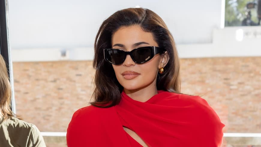 Kylie Jenner auf der Fashion Show von Jacquemus in einem roten Kleid und schwarzer Cat Eye Sonnenbrille