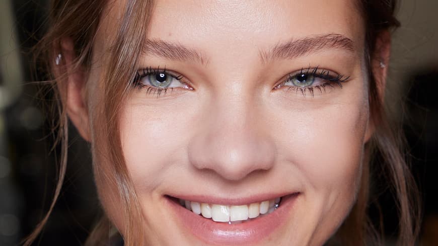 Model lächelt Backstage bei einer Fashion Show