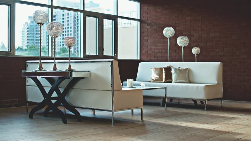 Raum mit weißen Sofas