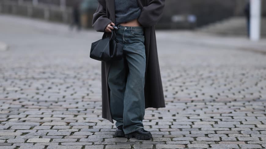 Frau trägt Skaterhose mit Mantel