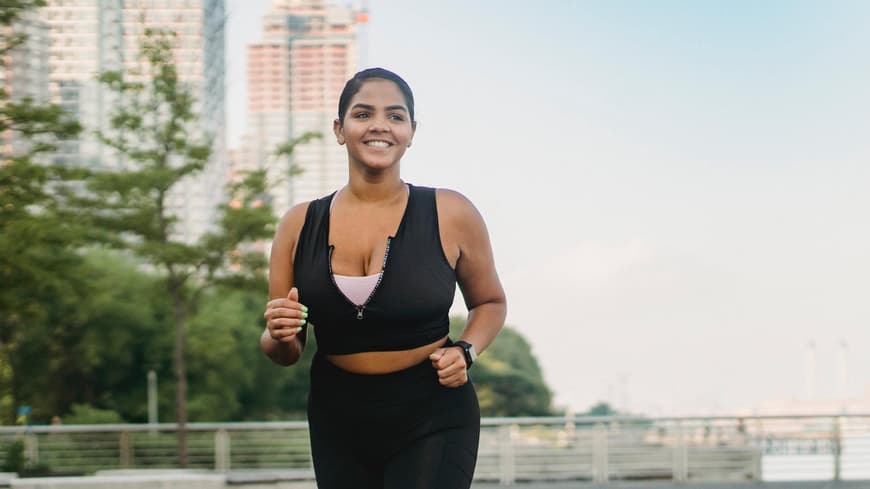 Frau joggt an der frischen Luft