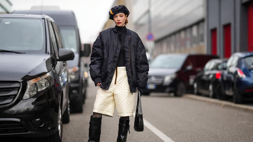 Frau mit weißer Shorts und schwarzen Boots