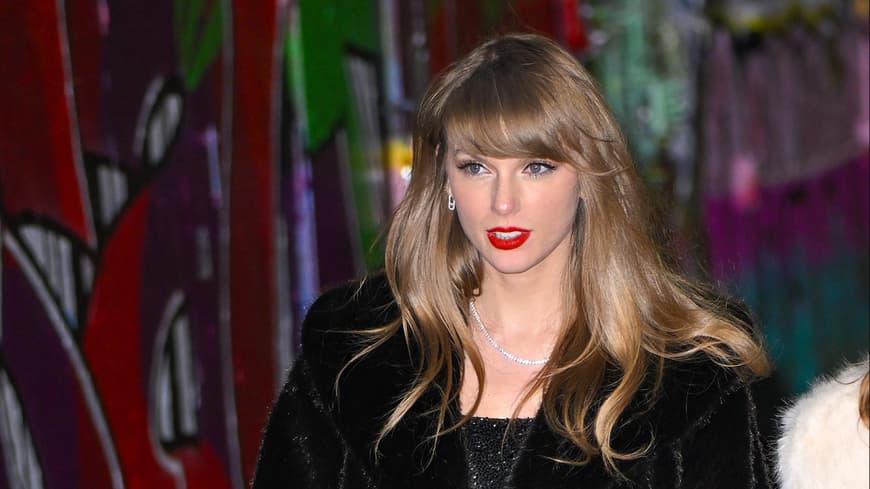 Taylor Swift mit rotem Lippenstift