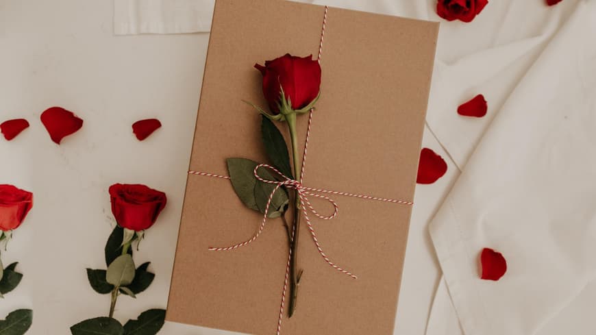 Valentinstagsgeschenk mit Rose