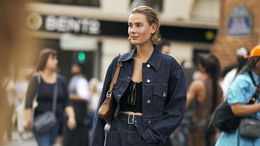 Vera van Erp trägt dunkle Jeans auf paris Fashion Week mit passender Jacke
