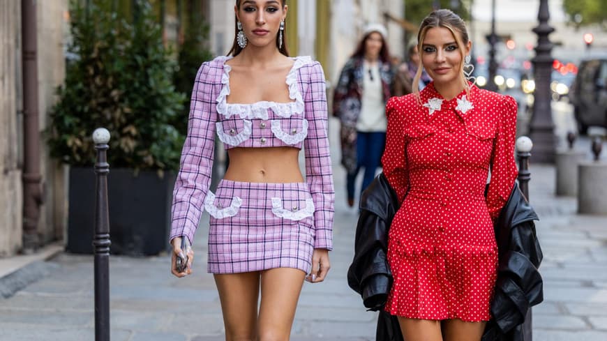 Zwei Frauen in stylischen Looks